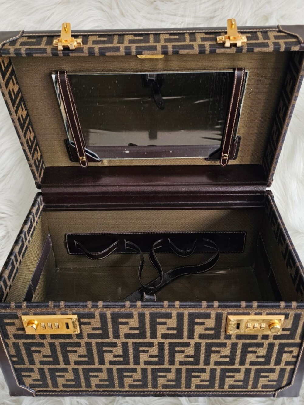 🤎 *RARE* FENDI Trunk 🤎 - Picture 5 of 11